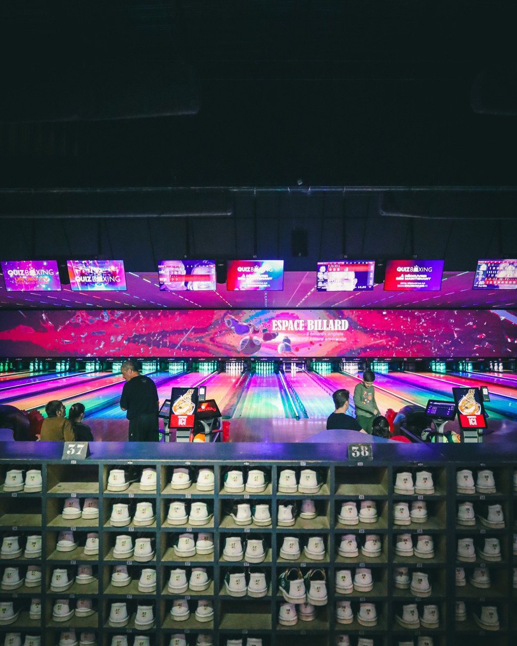 Pistes du Space Bowling Nîmes avec chaussures de bowling au premier plan