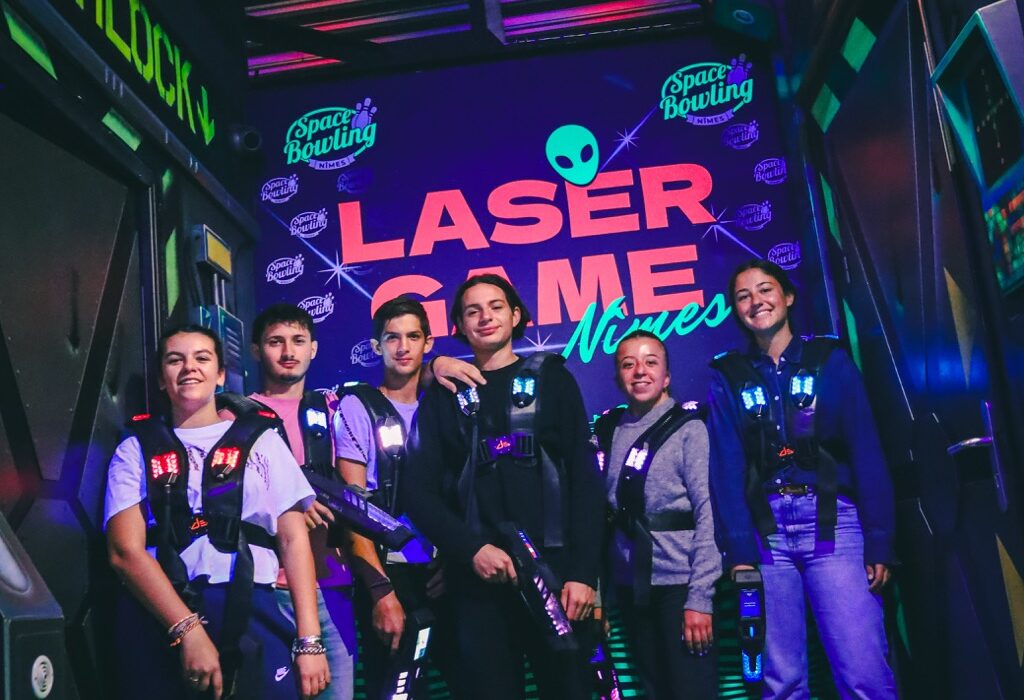 Groupe posant avant une partie de Laser Game au Space Bowling Nîmes