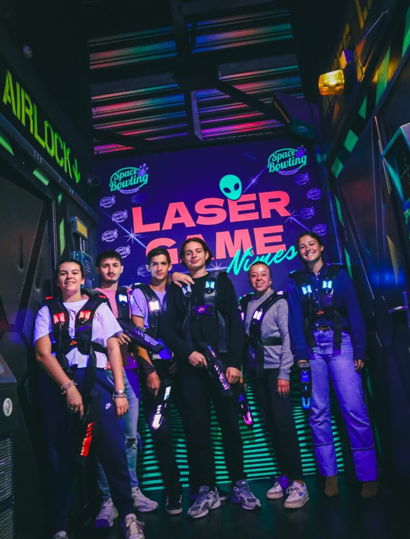Groupe posant avant une partie de Laser Game au Space Bowling Nîmes