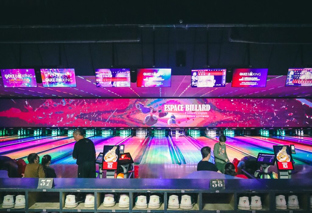 Pistes du Space Bowling Nîmes avec chaussures de bowling au premier plan