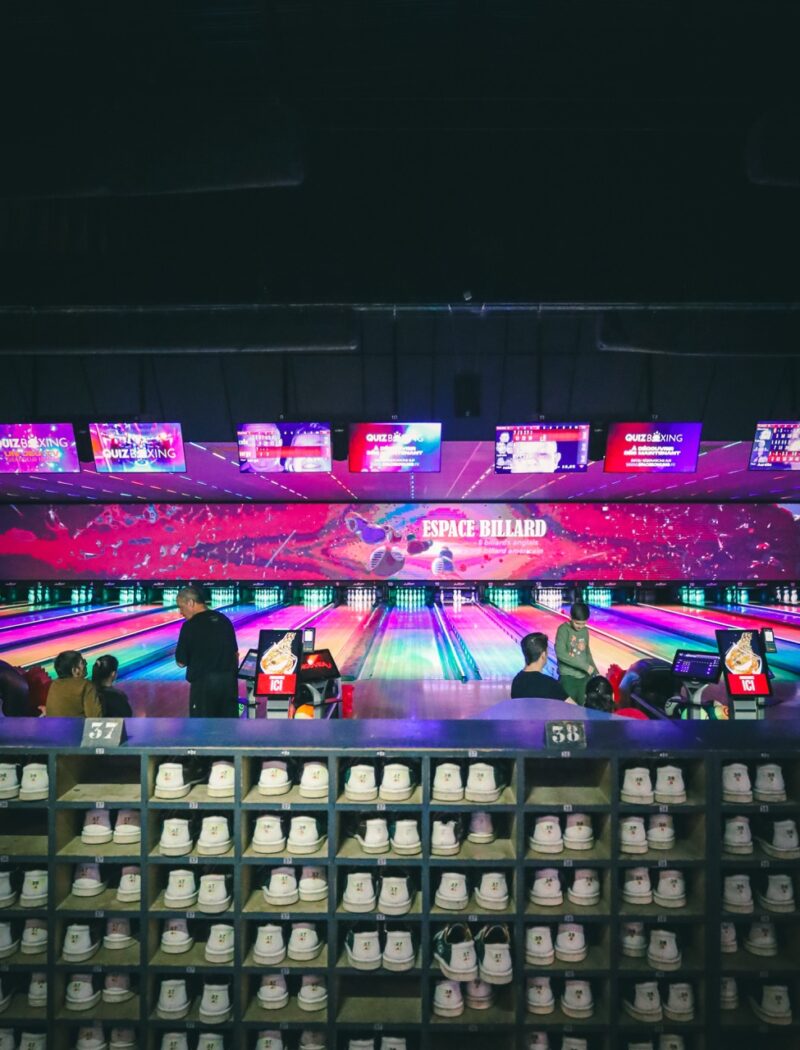 Pistes du Space Bowling Nîmes avec chaussures de bowling au premier plan