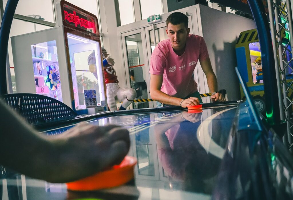 Partie d’air hockey dans l’espace arcade du Space Bowling Nîmes