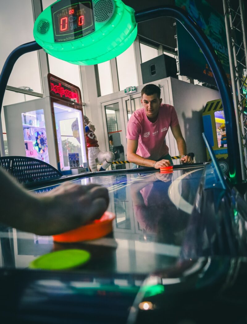 Partie d’air hockey dans l’espace arcade du Space Bowling Nîmes