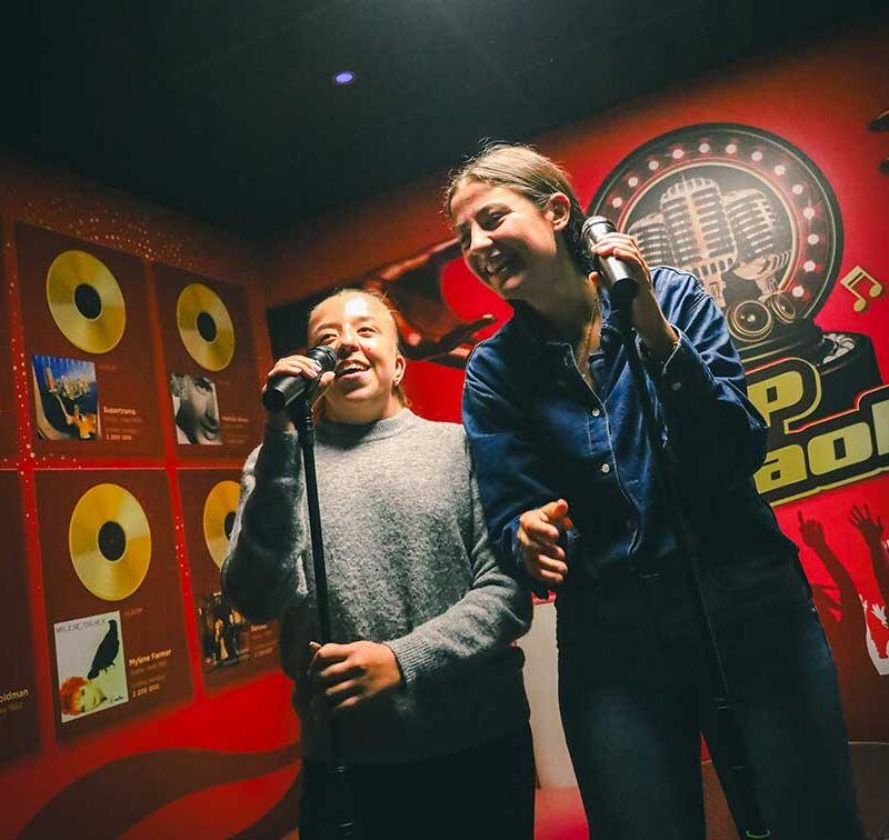 Deux amies chantant ensemble au VIP Karaoké du Space Bowling Nîmes