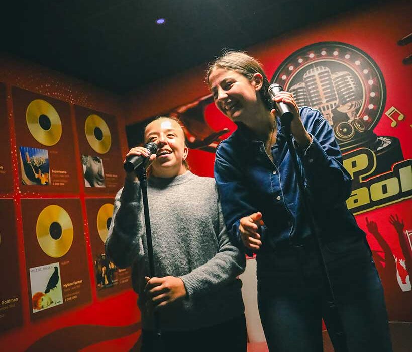 Deux amies chantant ensemble au VIP Karaoké du Space Bowling Nîmes