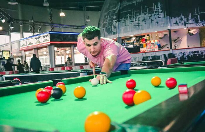 Jeune homme jouant au billard au Space Bowling Nîmes