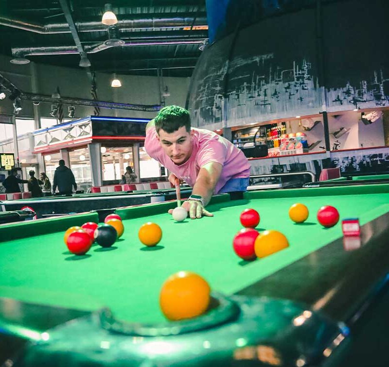 Jeune homme jouant au billard au Space Bowling Nîmes