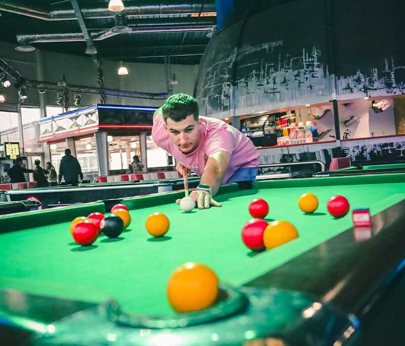 Jeune homme jouant au billard au Space Bowling Nîmes