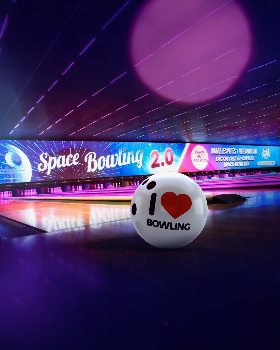 Boules de bowling avec l’inscription I love bowling sur les pistes du Space Bowling Nîmes