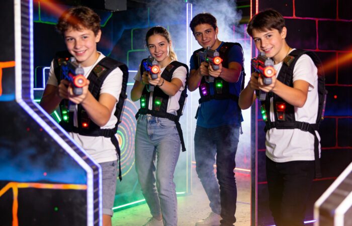 Adolescents jouant au laser game dans une arène futuriste à Nîmes