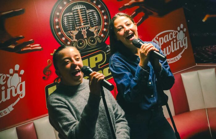 Groupe d’amis chantant dans une salle de karaoké VIP à Nîmes