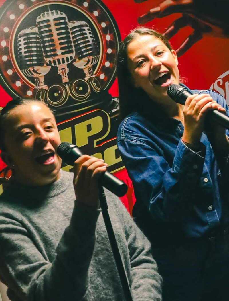 Groupe d’amis chantant dans une salle de karaoké VIP à Nîmes