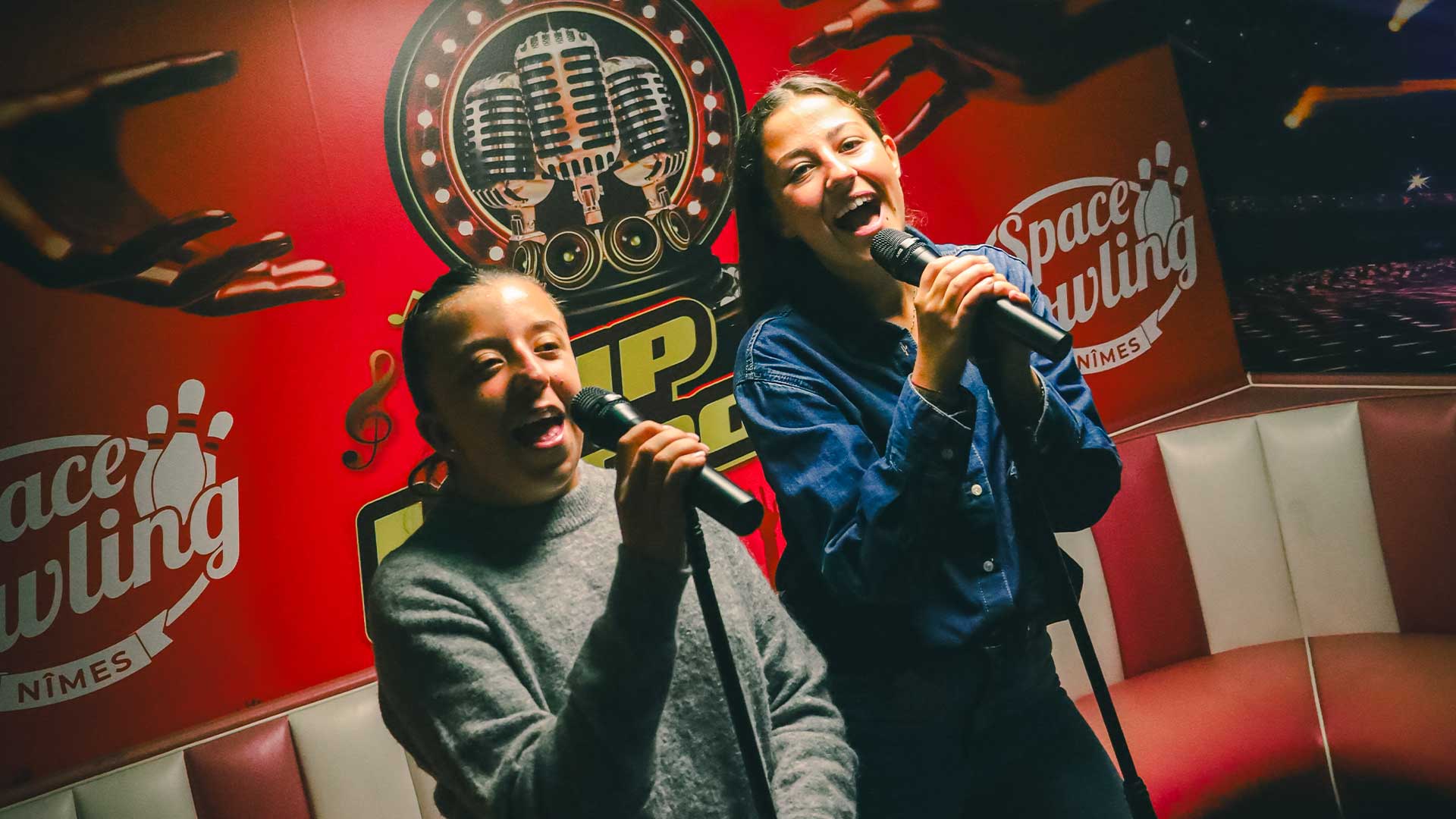 Groupe d’amis chantant dans une salle de karaoké VIP à Nîmes