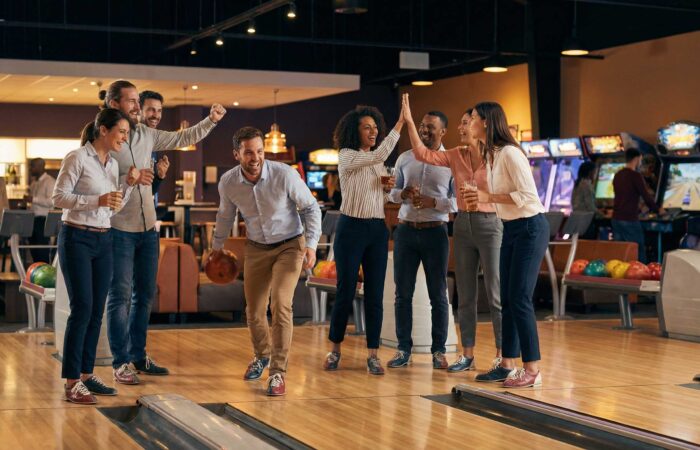 Équipe de collaborateurs participant à une activité de team building à Nîmes