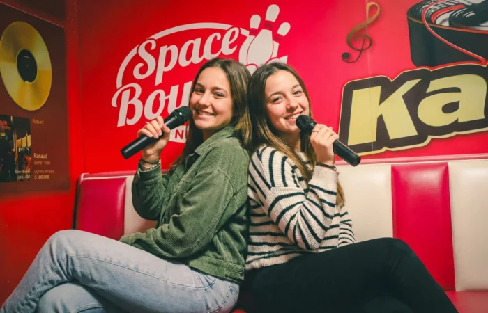 Comparatif karaoké à Nîmes entre salle privative et bar classique avec ambiance festive