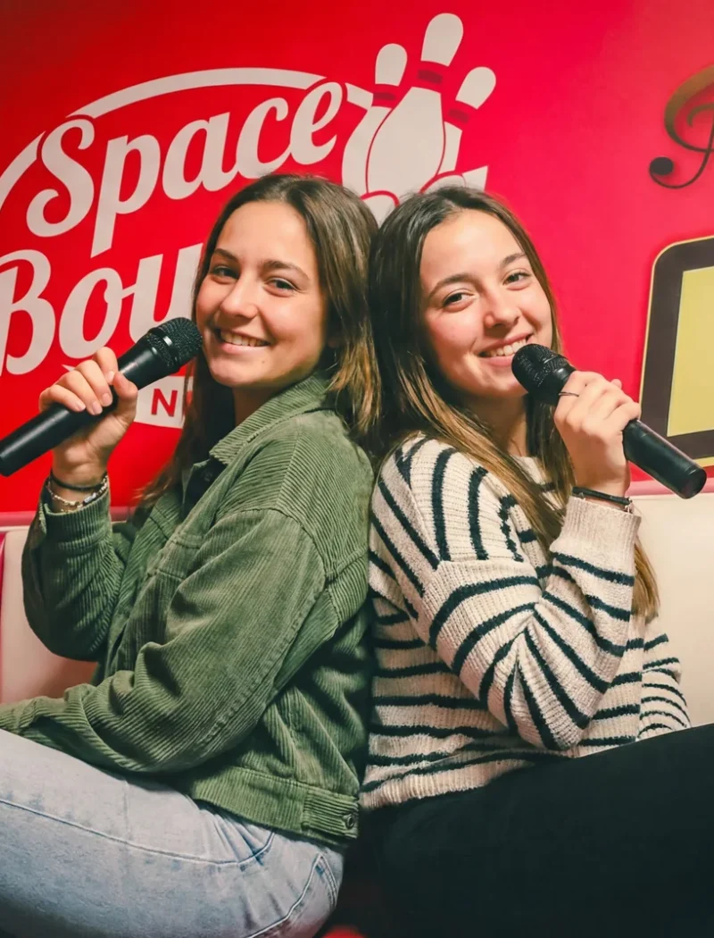 Comparatif karaoké à Nîmes entre salle privative et bar classique avec ambiance festive