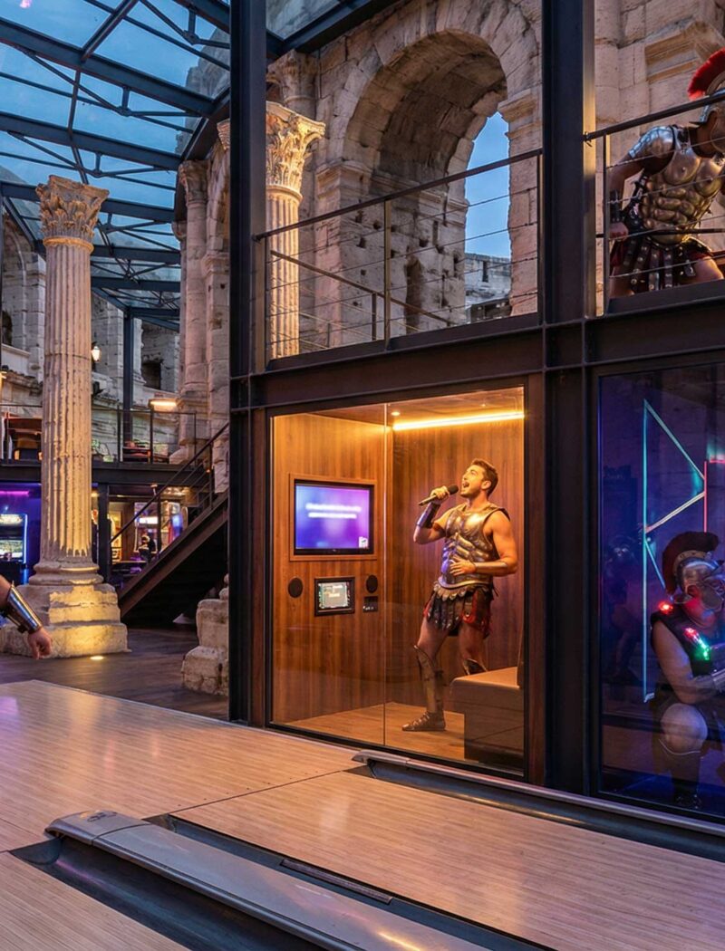 Gladiateurs modernes jouant au bowling, laser game et karaoké autour de Nîmes