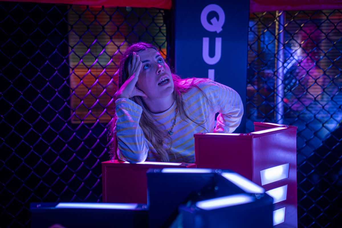 Joueuse portant les mains à la tête après une question au Quiz Boxing du Space Bowling Nîmes